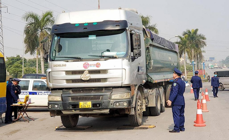  Kiểm tra xe quá tải tại cầu Thăng Long.