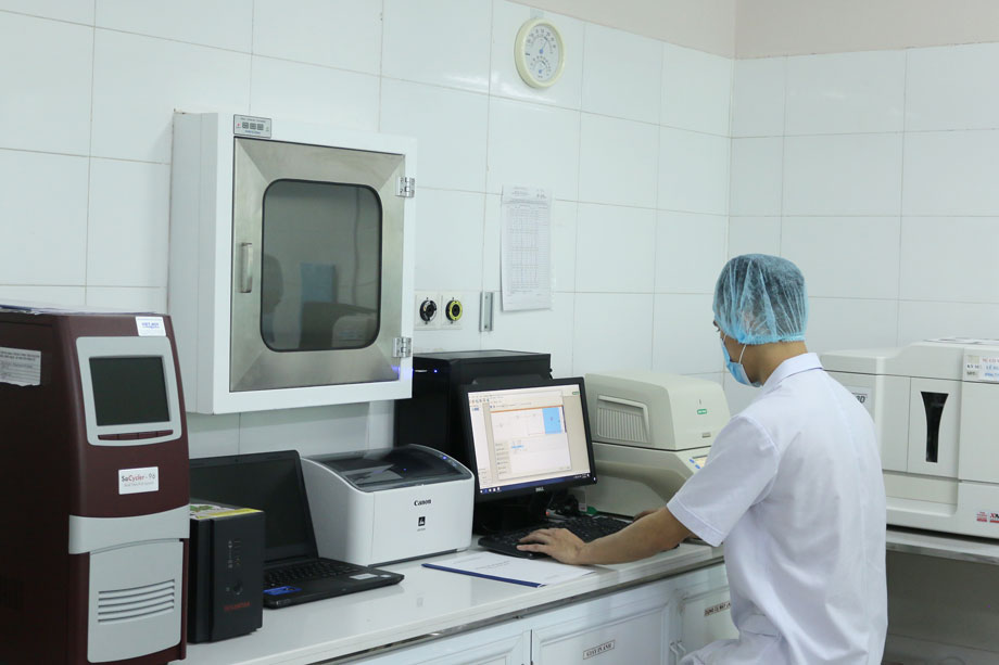  Vận hành hệ thống máy xét nghiệm SARS-CoV-2 tại Bệnh viện Trung ương Thái Nguyên.