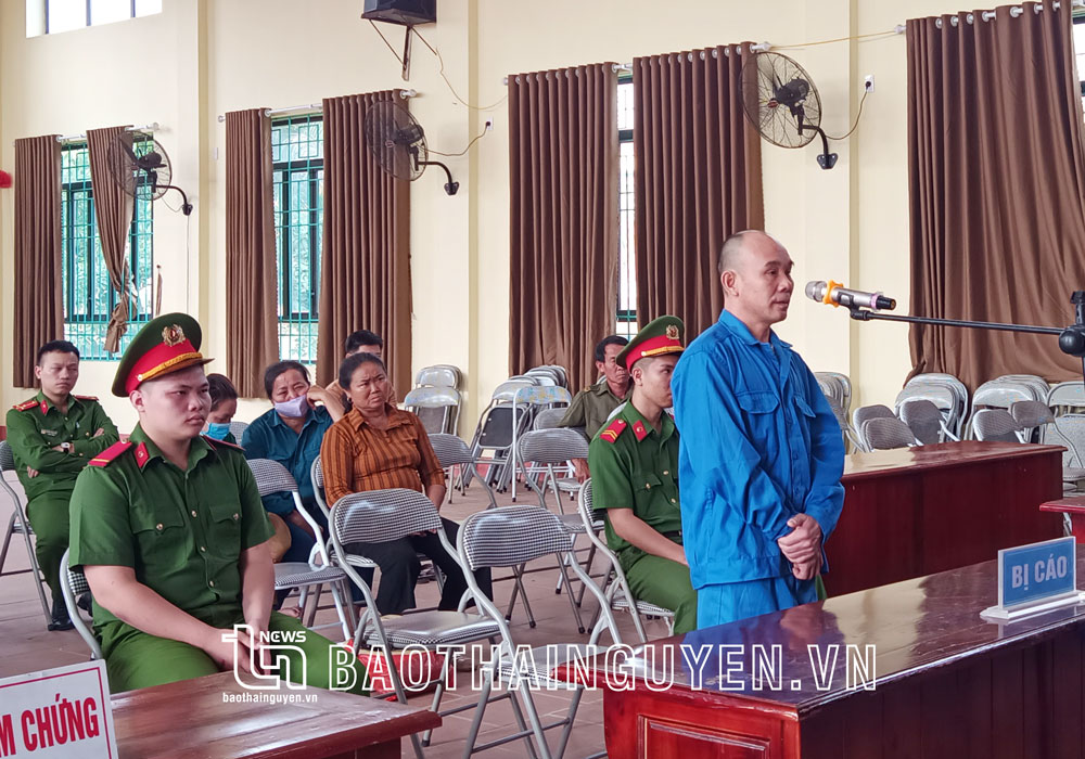  Bị cáo Trần Văn Thắng tại phiên tòa xét xử lưu động tổ chức tại UBND xã Tân Kim.