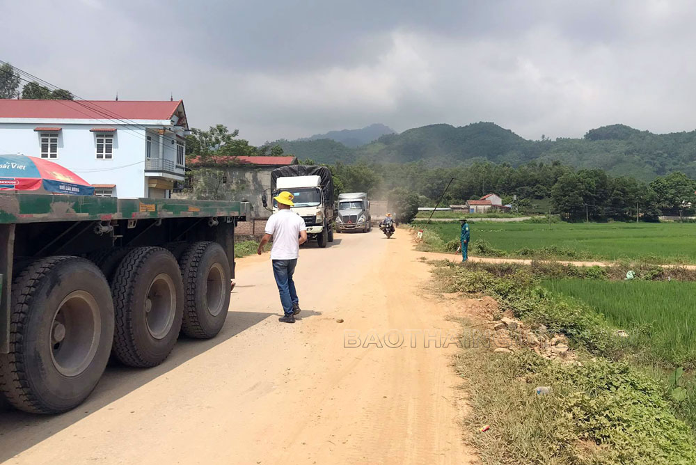  Nhiều xe container bị ùn tắc trên tuyến ĐT.274 đoạn thuộc xã Thành Công (T.X Phổ Yên).