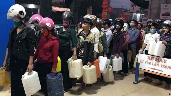  Người dân Nậm Pồ, Điện Biên mua xăng dầu tích trữ.