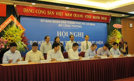  Các doanh nghiệp kí cam kết đảm bảo nguồn cung xăng dầu tại buổi lễ.