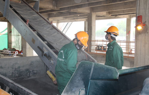  Bốc xếp sản phẩm xi măng cho khách hàng ở Công ty cổ phần xi măng Quán Triều.
