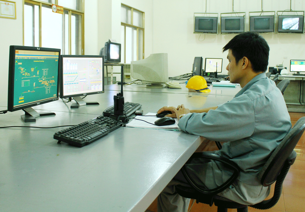  Phòng điều khiển sản xuất trung tâm của Công ty CP Xi măng La Hiên.