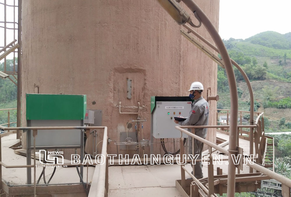   Thiết bị quan trắc tự động, liên tục tại ống khói của Công ty Xi măng Quang Sơn.