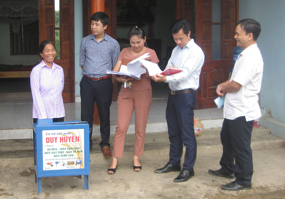  Bà Phạm Thị Hình (ngoài cùng bên trái) ở xóm Mon Đình, xã Đức Lương (Đại Từ), kể chuyện con gái bà đi XKLĐ gửi tiền về giúp gia đình.