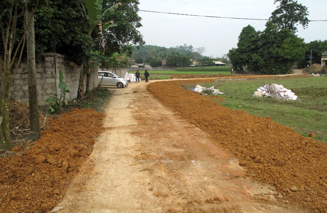  Nhờ làm tốt công tác tuyên truyền, hàng chục hộ dân xóm Cà Phê 1, xã Minh Lập (Đồng Hỷ) đã tự nguyện hiến đất để mở rộng đường giao thông.