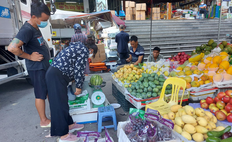  Nhiều người dân vẫn chưa chấp hành nghiêm việc đeo khẩu trang tại nơi công cộng (Ảnh chụp lúc 16 giờ 40 phút ngày 10-5 tại khu vực cổng chợ Thái).