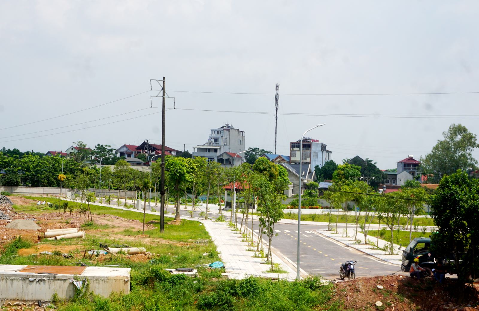  Để xây dựng xã nông thôn mới nâng cao, hiện nay, xã Xuân Phương (Phú Bình) đang hoàn thiện hạ tầng điểm dân cư nông thôn mới hiện đại, văn minh với diện tích 3,8ha. (Ảnh: T.L)