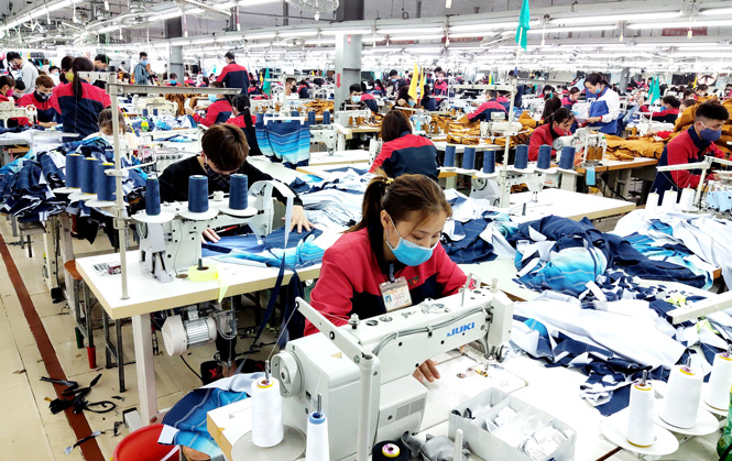  Dây chuyền may hàng xuất khẩu tại Công ty CP Đầu tư và Phát triển TDT  (Phú Bình).