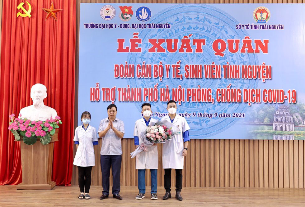  Đồng chí Đặng Xuân Trường trao quà động viên Đoàn tình nguyện trước khi lên đường đến Hà Nội thực hiện nhiệm vụ.