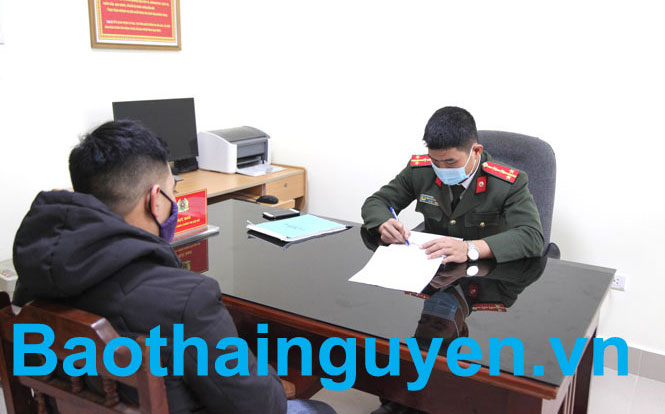  Phòng An ninh Chính trị nội bộ - Công an tỉnh Thái Nguyên lập biên bản xử lý vi phạm hành chính đối với chủ tài khoản Facebook đưa tin sai sự thật. Ảnh: T.L