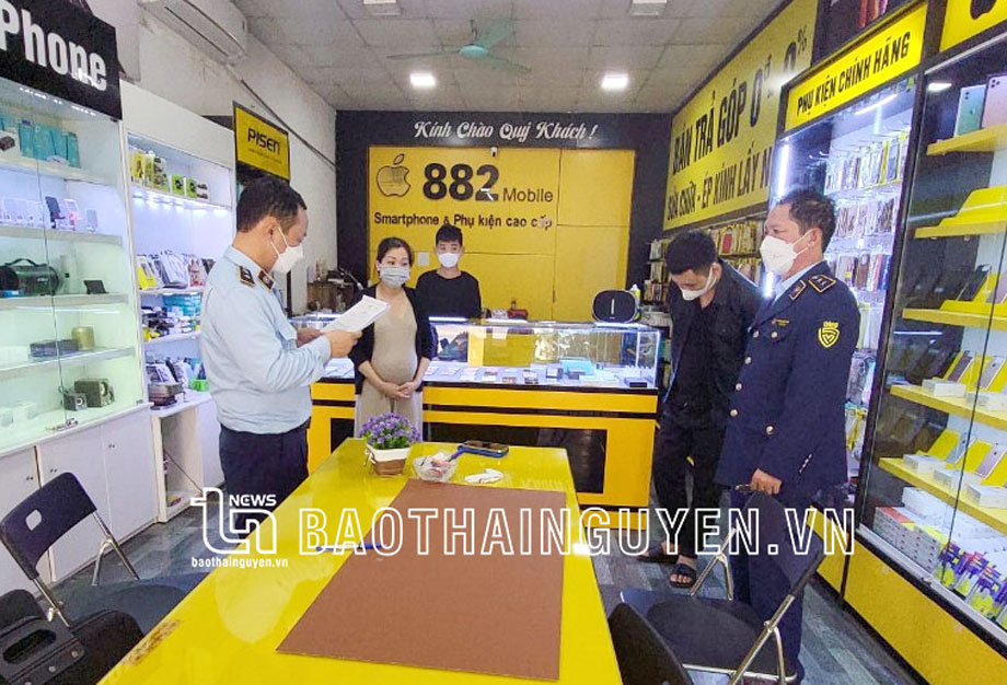 Đội Quản lý thị trường số 3 kiểm tra Cửa hàng điện thoại M.M, ở xã Xuân Phương (Phú Bình).