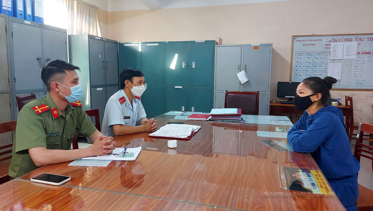  Thanh tra Sở Thông tin - Truyền thông và cán bộ Công an T.P Thái Nguyên làm việc với chị P.T.T.