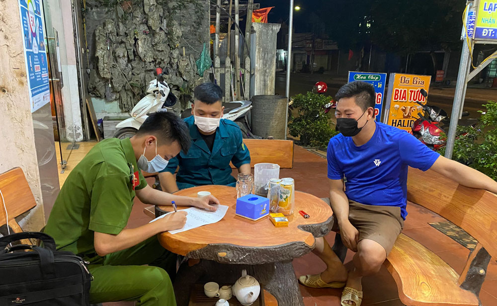 Ban Chỉ đạo phòng, chống dịch COVID-19 thị trấn Đu kiểm tra, lập biên bản vi phạm hành chính đối với các trường hợp không chấp hành đúng quy định phòng, chống dịch.