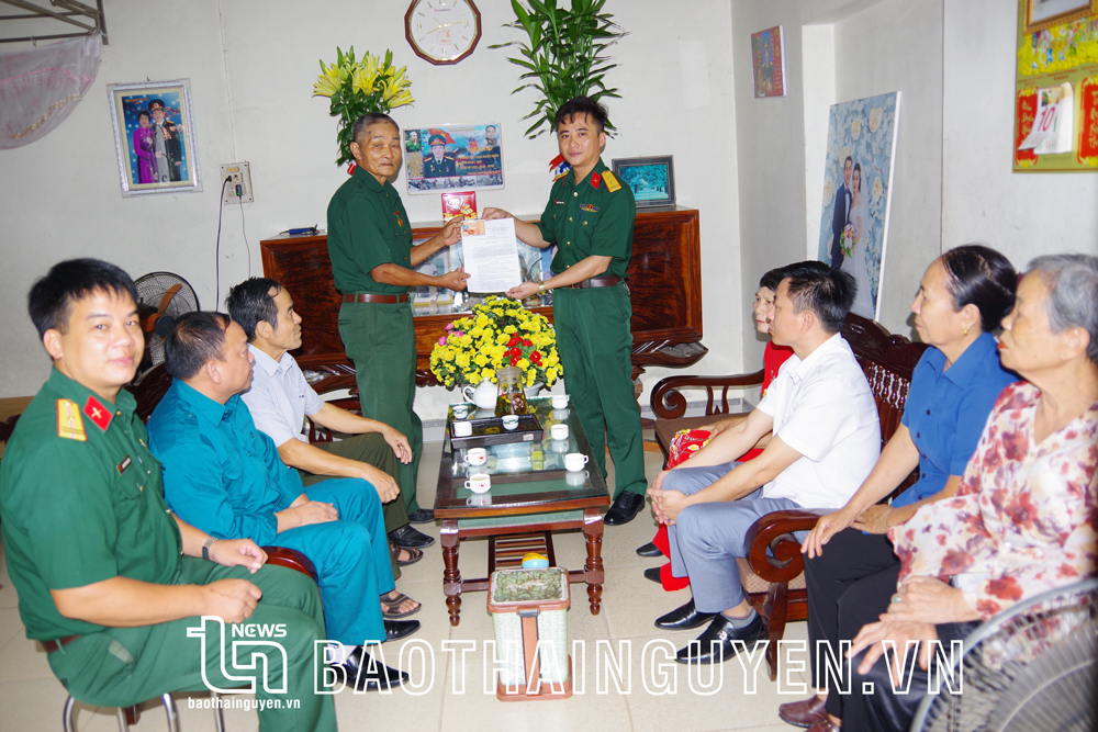 Ông Cao Xuân Phúc, phường Quang Vinh, TP. Thái Nguyên (người đứng bên trái) nhận lại quyết định hưởng chế độ thương tật sau 9 năm bị thu hồi.