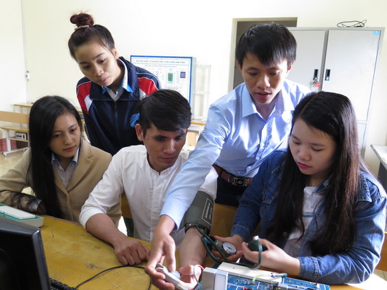  Sinh viên Lê Thị Hương cùng các cộng sự tham gia thực hành thí nghiệm đo huyết áp và truyền dẫn dữ liệu không dây qua Internet đến các thiết bị máy tính khác để xác lập số hóa trong quản lý dữ liệu, hồ sơ người bệnh.