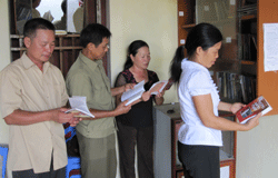 Bagrave; con nhacirc;n dacirc;n đến tủ saacute;ch của xoacute;m mượn saacute;ch baacute;o