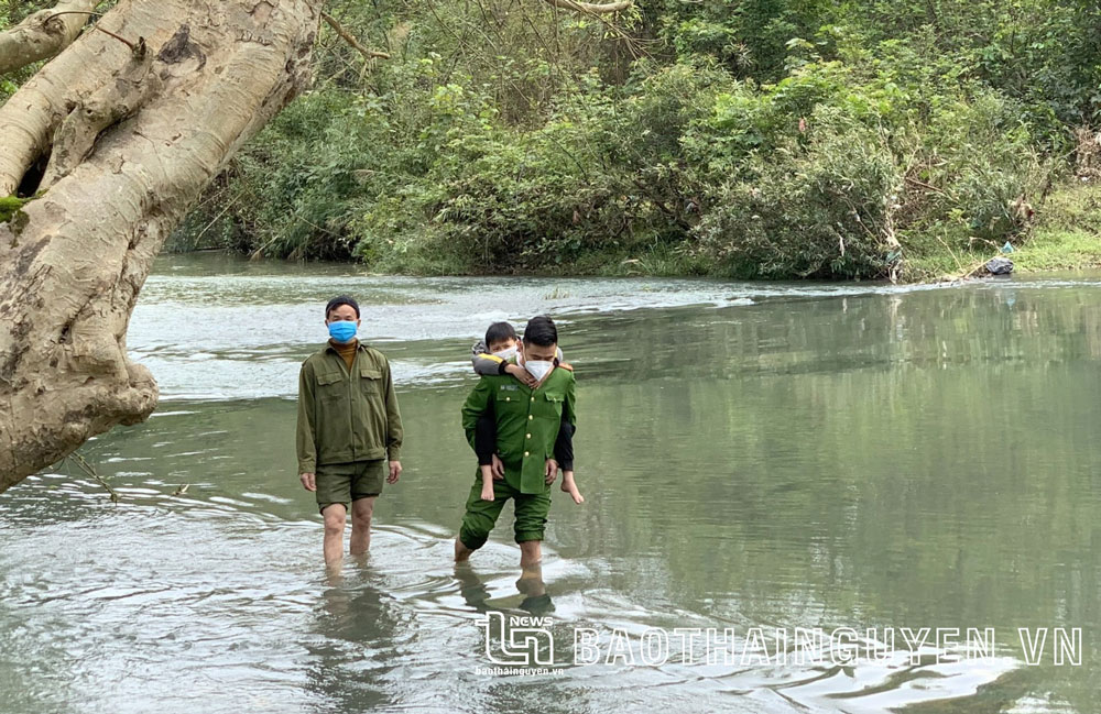  Công an xã Yên Ninh giúp đỡ trẻ em qua suối.
