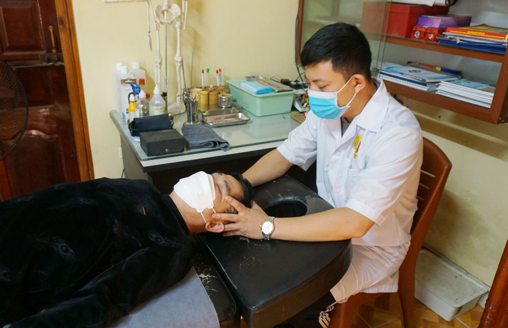  Lương y điều trị bằng phương pháp bấm huyệt cho bệnh nhân tại nhà thuốc Đông y gia truyền Trung Kiên (T.P Thái Nguyên).