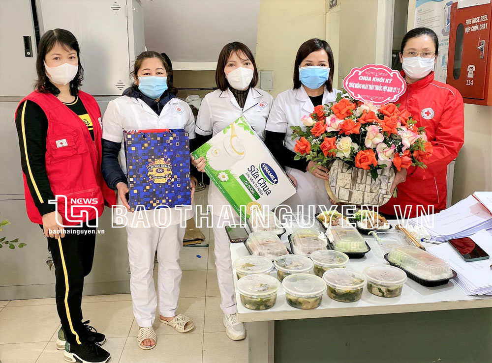  Tổ chức thiện nguyện, cá nhân hảo tâm của huyện Đại Từ nấu ăn, tặng quà cho cán bộ, nhân viên Trạm Y tế thị trấn Hùng Sơn.