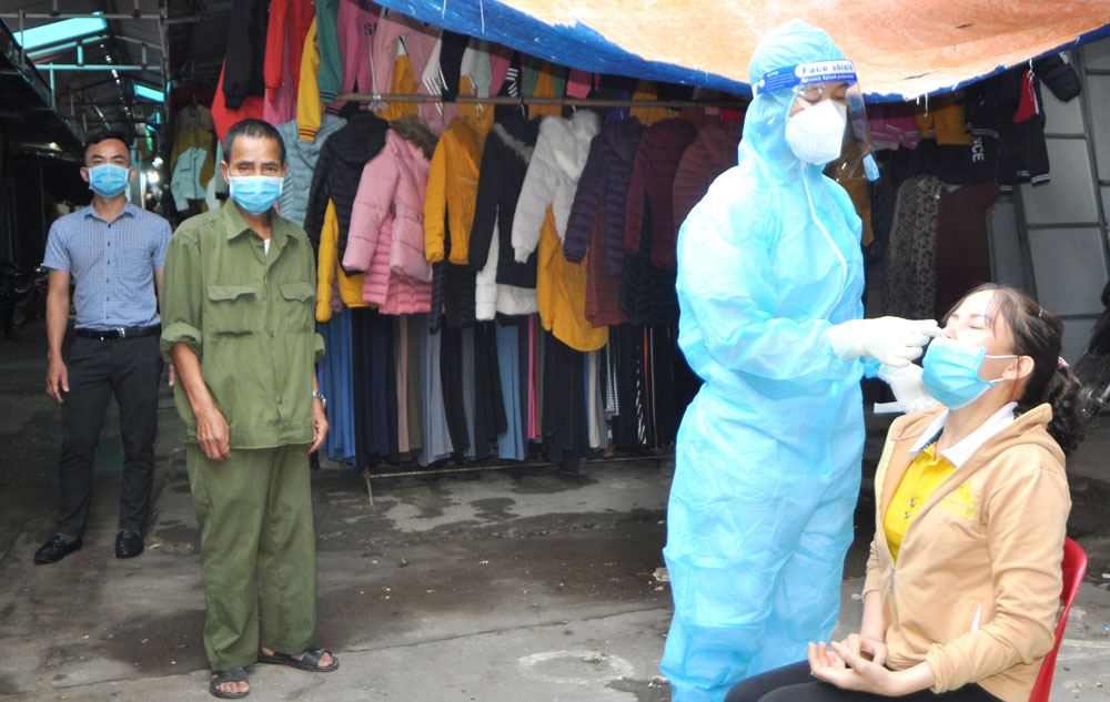  Cán bộ Trung tâm Y tế huyện Phú Bình lấy mẫu xét nghiệm SARS-CoV-2 cho tiểu thương chợ Úc Sơn, thị trấn Hương Sơn.