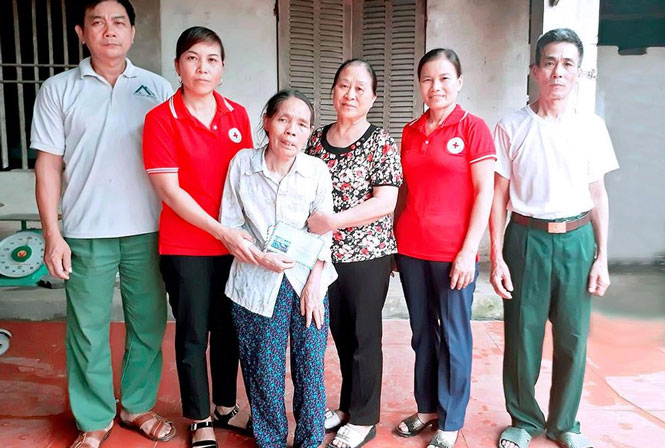  Thành viên Nhóm từ thiện nhân ái tổ chức gắn địa chỉ nhân đạo cho bà Hoàng Thị Nhẫn, 68 tuổi, thuộc hộ nghèo của xóm 8, xã Hà Thượng (Đại Từ).