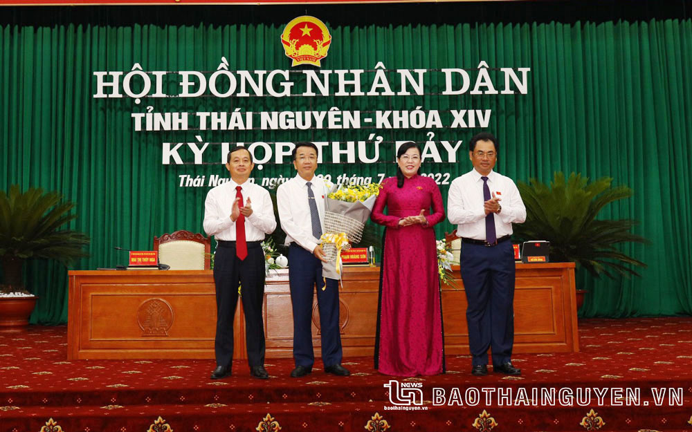  Các đồng chí Thường trực Tỉnh ủy chúc mừng đồng chí tân Phó Chủ tịch UBND tỉnh Nguyễn Thanh Bình, ngày 17-7-2022, tại Kỳ họp thứ 7, HĐND tỉnh Thái Nguyên khoá XIV.