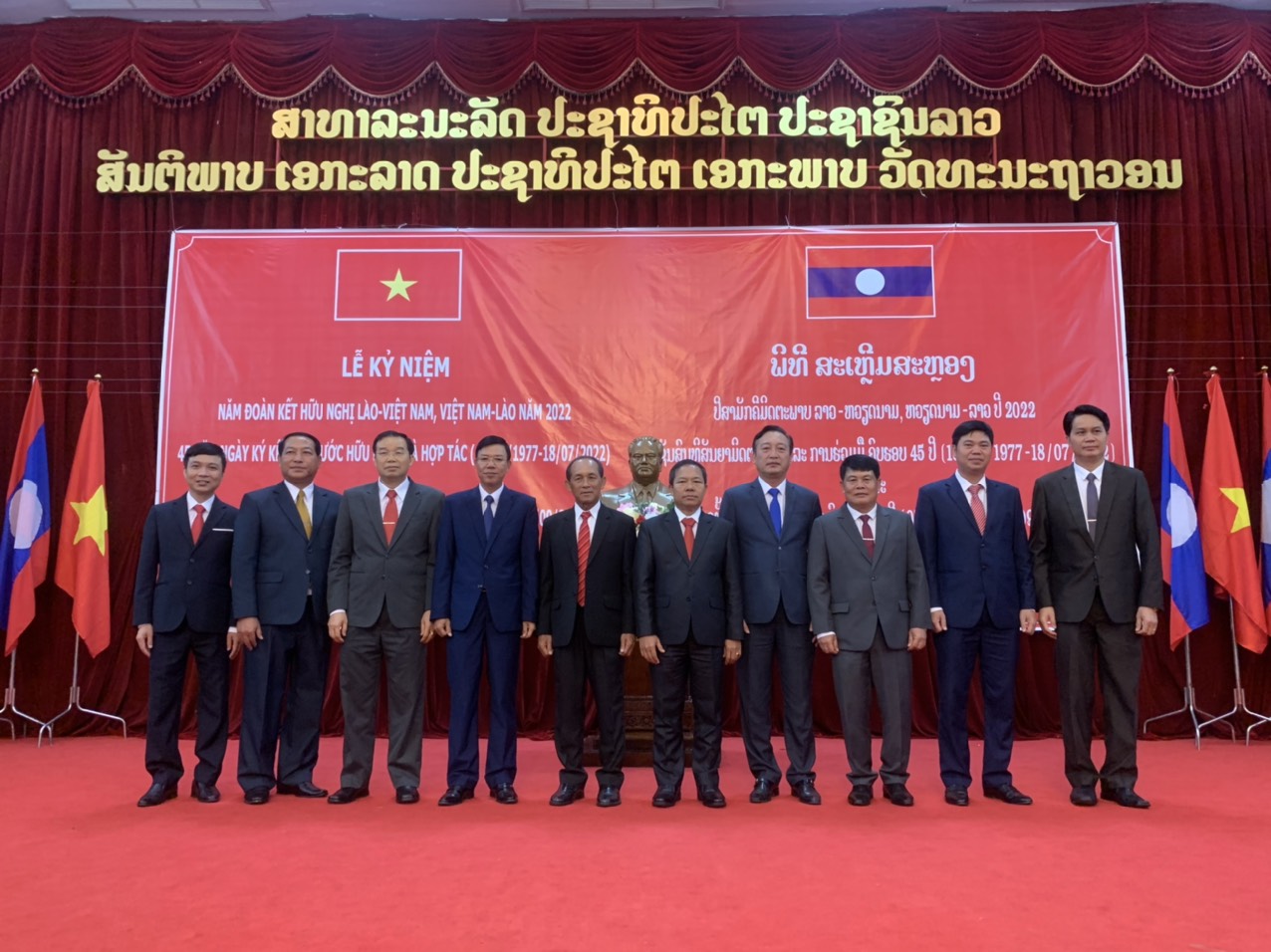  Đoàn công tác của tỉnh Thái Nguyên chụp ảnh lưu niệm với lãnh đạo các tỉnh Bắc Lào.