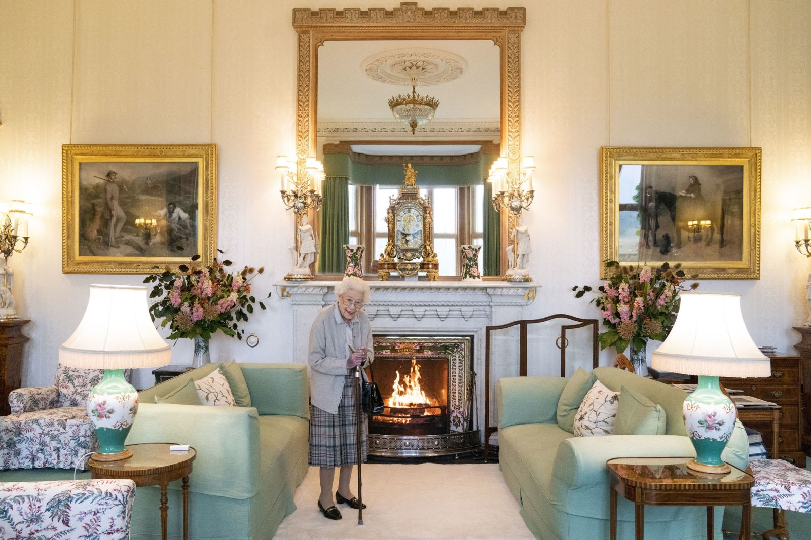  Nữ hoàng Elizabeth II tại lâu đài Balmoral ở Scotland hôm 6-9. Ảnh: AFP