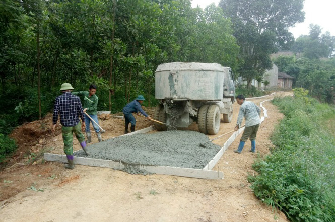  Người dân xóm Ao Đậu, xã Khe Mo đã tiếp nhận 20 tấn xi măng để làm đường bê tông trong xóm.