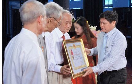  Thừa ủy quyền của Chủ tịch nước, đồng chí Phạm Xuân Đương trao Huân chương Lao động hạng Ba cho CLB Hưu trí Thái Nguyên