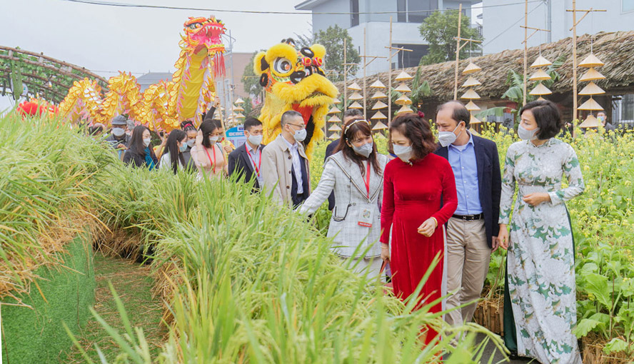  Du khách tham quan đường hoa Xuân Hà Nội trong khuôn khổ sự kiện "Home Hanoi Xuân 2022" (huyện Hoài Đức, Hà Nội).