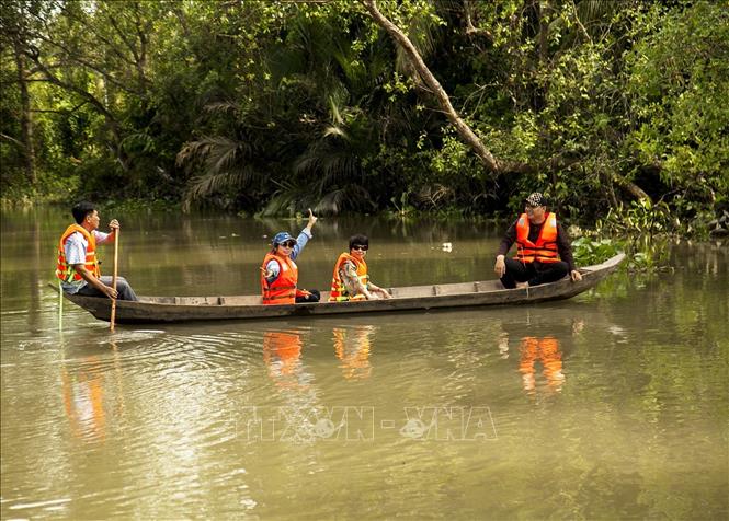  Du khách trải nghiệm đi thuyền trên vùng sông nước Bến Tre trong khu du lịch nghỉ dưỡng Nghênh Xuân Farm, Ấp Phước Lễ, Xã Thành Triệu, huyện Châu Thành (Bến Tre). Ảnh: Hồng Đạt/TTXVN