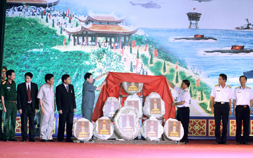  Comrade Nguyen Van Kim and the provincial leadership received the Spratly Islands’ sovereignty stones from the leader of the Navy Service. 