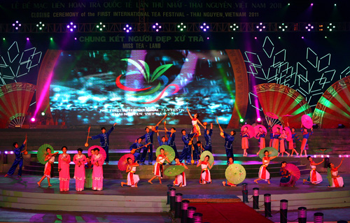  An item in the performance of the closing ceremony of the First International Tea Festival, Thai Nguyen-Viet Nam 2011