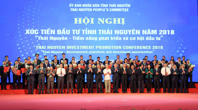  Prime Minister Nguyen Xuan Phuc, former Party General Secretary Nong Duc Manh and delegates and investors at the conference. Photographer: Manh Hung