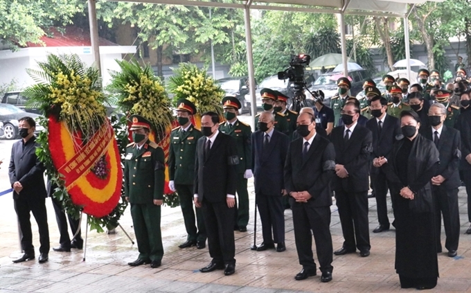  Đoàn Ban Chấp hành Trung ương Đảng Cộng sản Việt Nam do Thủ tướng Chính phủ Nguyễn Xuân Phúc dẫn đầu vào viếng nguyên Tổng Bí thư Lê Khả Phiêu.