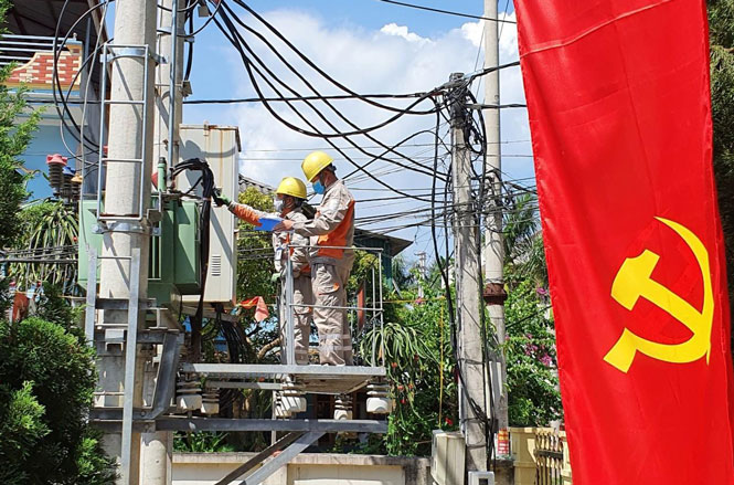  Công nhân Điện lực T.P Thái Nguyên kiểm tra phát điện tại khu vực trung tâm T.P Thái Nguyên