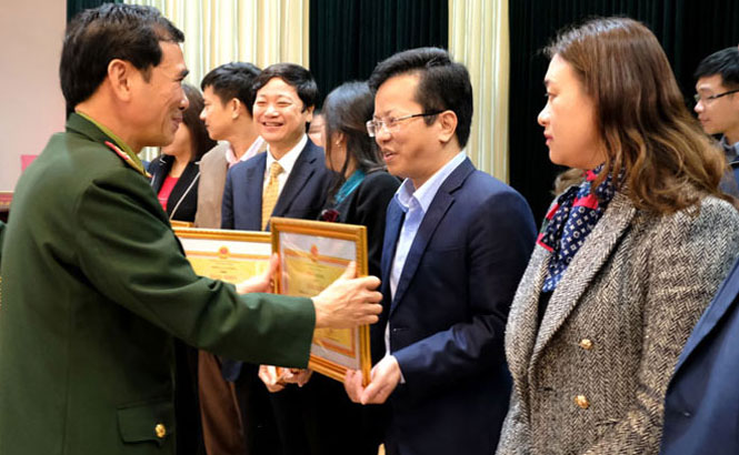   Lãnh đạo Quân khu 1 tặng Bằng khen cho các tập thể có thành tích xuất sắc trong công tác tuyên truyền quốc phòng, quân sự địa phương.