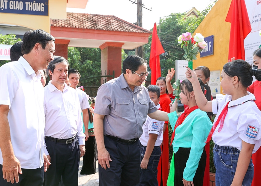  Thủ tướng Chính phủ Phạm Minh Chính thăm hỏi các em học sinh.