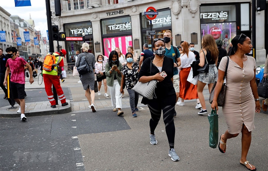  Người dân di chuyển trên đường phố tại London. Ảnh minh họa: AFP/TTXVN