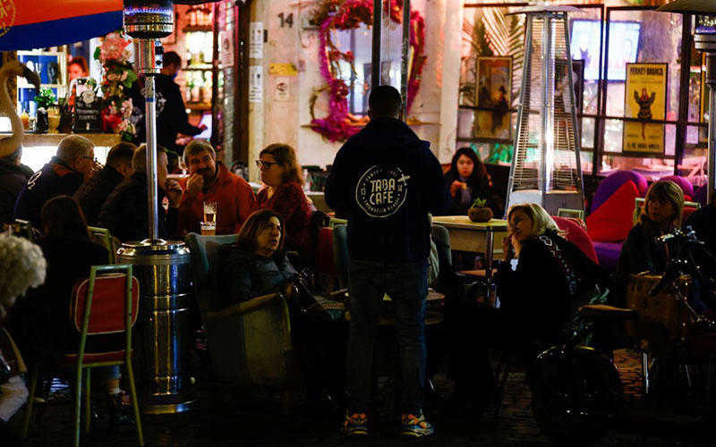  Quán bar tại Campo dei Fiori, Rome, sau khi Italia dỡ bỏ quy định đeo khẩu trang ở không gian ngoài trời, tháng 2-2022. (Ảnh: Reuters)