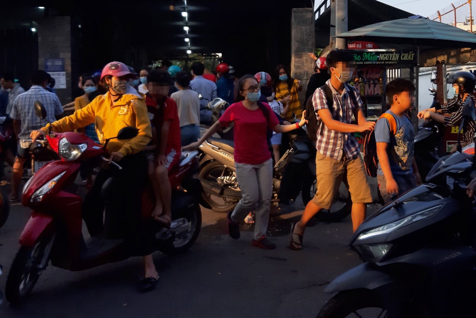  Học sinh rời lớp học thêm tại một điểm dạy tiếng Anh ở TP.HCM.