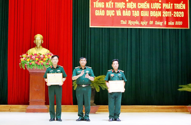  Thiếu tướng Hoàng Văn Hữu, Phó tư lệnh Quân khu trao Bằng khen cho tập thể và cá nhân có thành tích xuất sắc trong thực hiện chiến lược phát triển giáo dục và đào tạo giai đoạn 2011-2020.