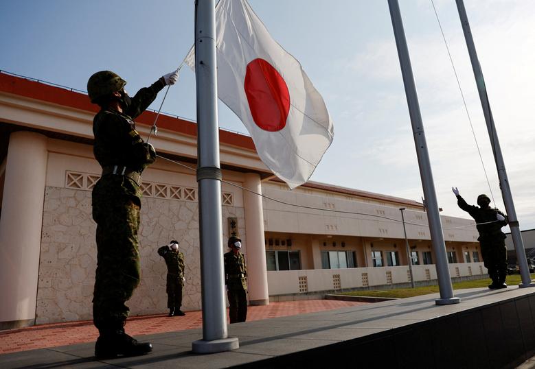  Thành viên của Lực lượng Phòng vệ Mặt đất Nhật Bản (JGSDF) hạ quốc kỳ trên đảo Miyako, tỉnh Okinawa, Nhật Bản. Ảnh: Reuters