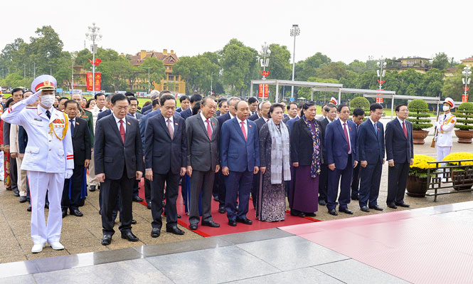  Các đồng chí Lãnh đạo Đảng, Nhà nước, Quốc hội, Mặt trận Tổ quốc Việt Nam và các đại biểu Quốc hội chuyên trách, đại biểu Quốc hội tại Hà Nội tới đặt vòng hoa và vào Lăng viếng Chủ tịch Hồ Chí Minh.