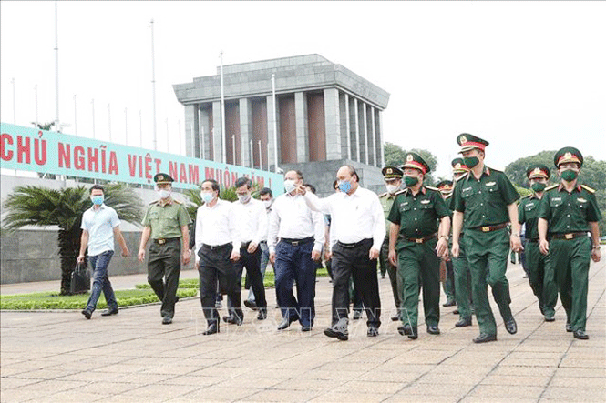  Thủ tướng Nguyễn Xuân Phúc kiểm tra công tác tu bổ định kỳ Lăng Chủ tịch Hồ Chí Minh năm 2020. Ảnh: Lâm Khánh – TTXVN 