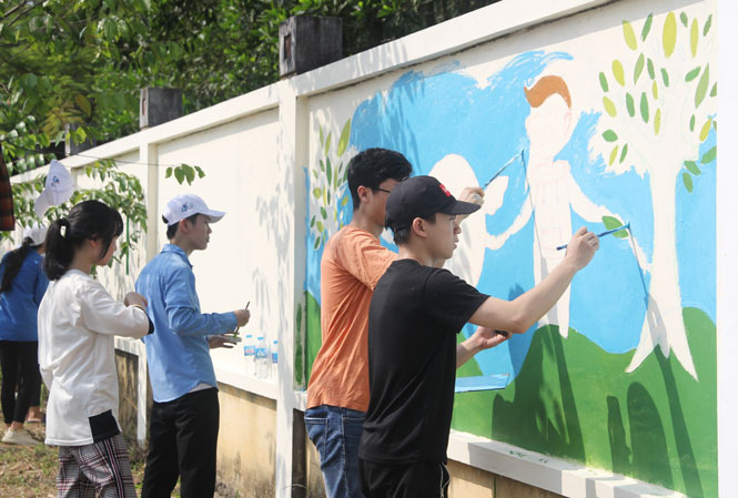  Đoàn viên, thanh niên tham gia vẽ tranh cổ động tuyên truyền trên tường về bảo vệ môi trường tại Trường Tiểu học và THCS Phúc Hà.