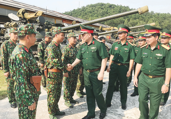   Trung tướng Nguyễn Hồng Thái, Tư lệnh Quân khu 1 động viên cán bộ, chiến sĩ Lữ đoàn Xe tăng 409 (Quân khu 1) trong thực hiện nhiệm vụ.   Ảnh: ĐÌNH QUANG